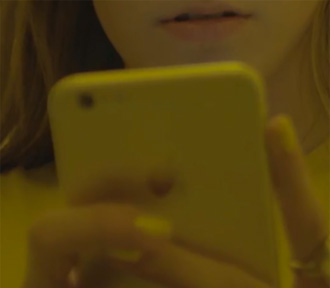 Pigge kigger på mobil