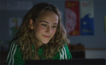 Teenager kigger på computerskærm